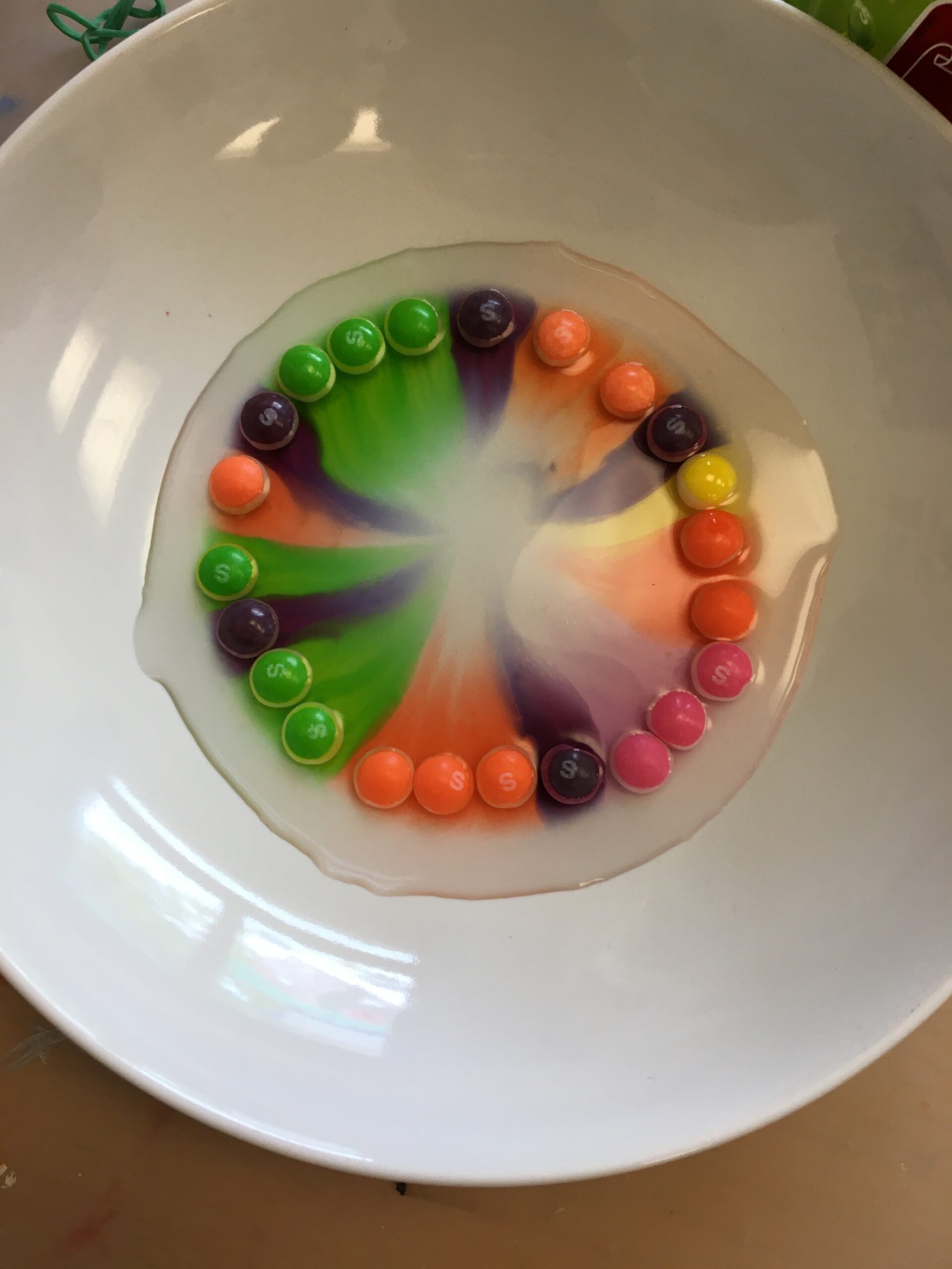 Wissenschaftliches Experiment mit Skittles