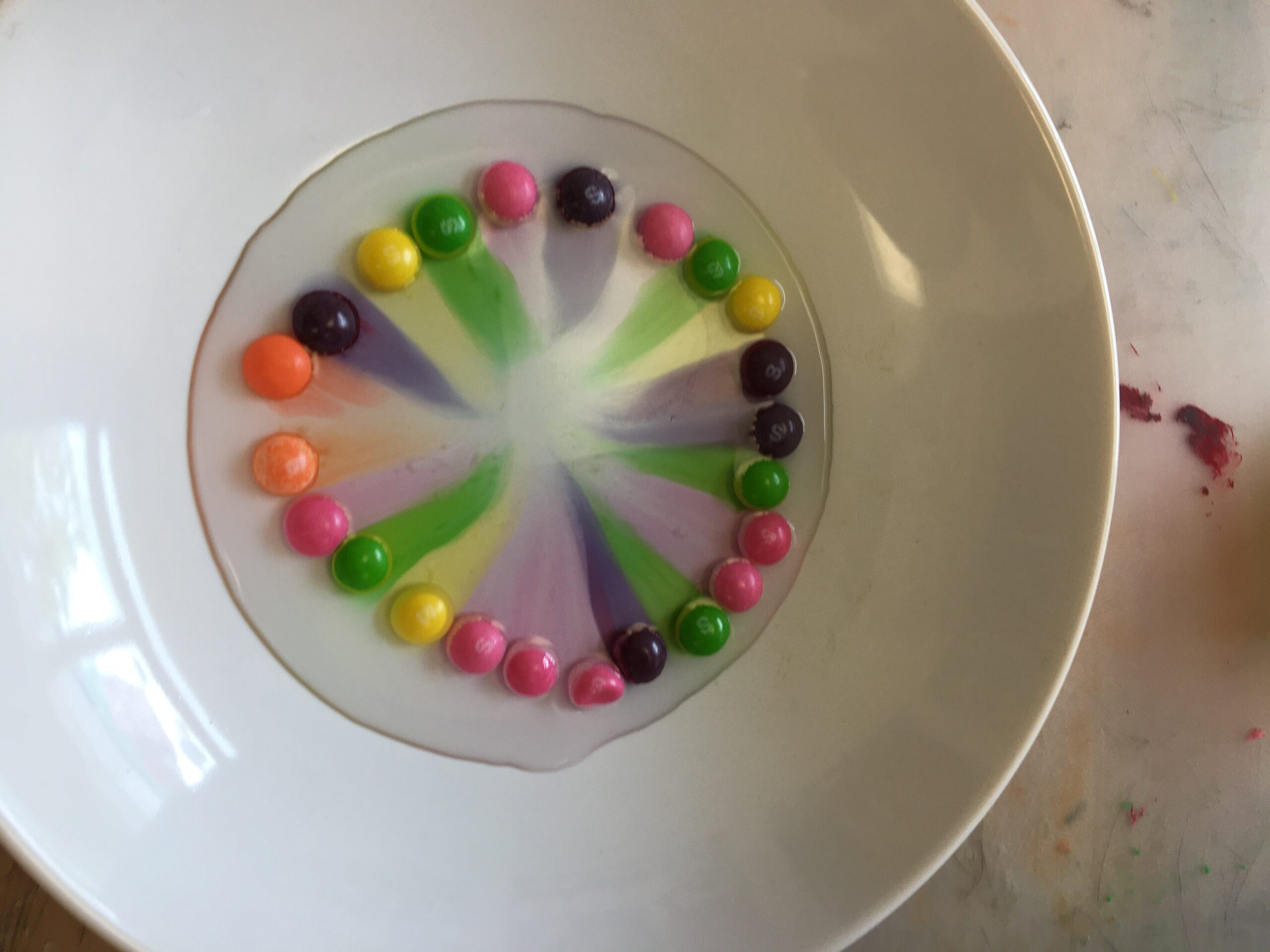 Wissenschaftliches Experiment mit Skittles